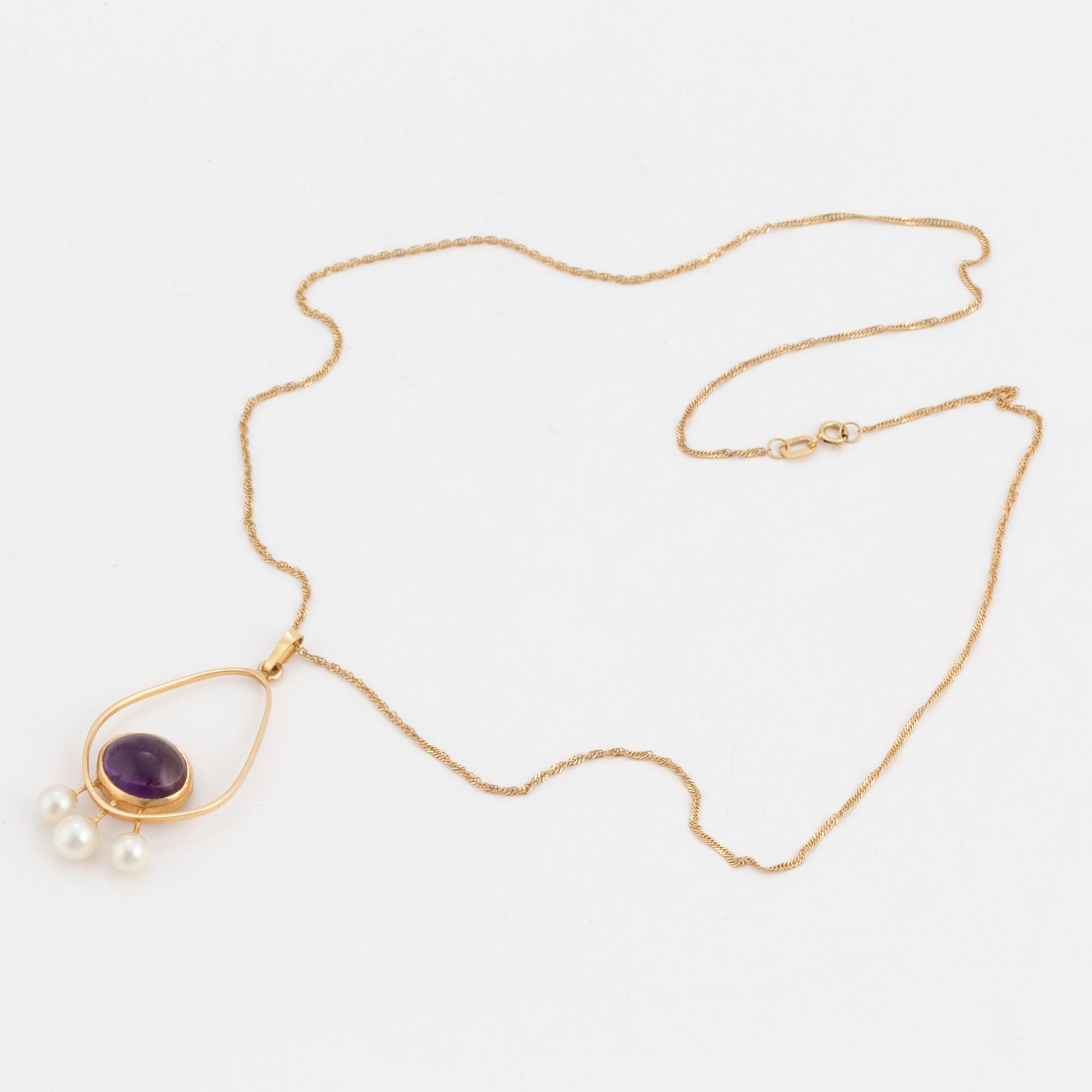 An 18K gold chain and a pendant set with a cabochon-cut amethyst and three cultured pearls.