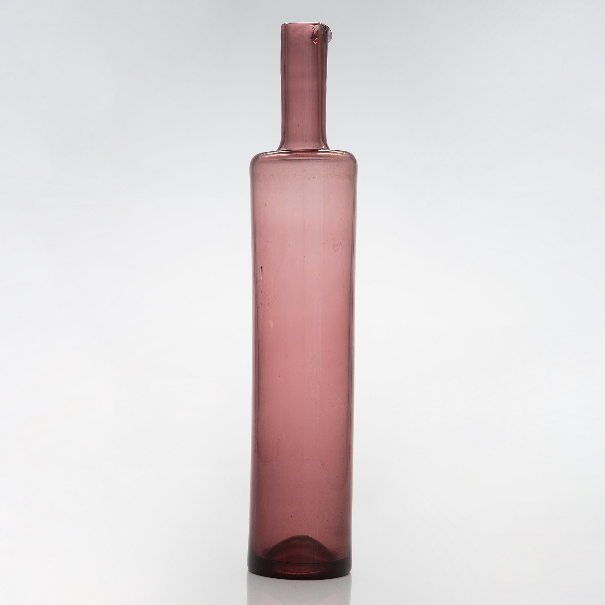 Nanny Still, a glass bottle signed Riihimäen Lasi O.Y Nanny Still.