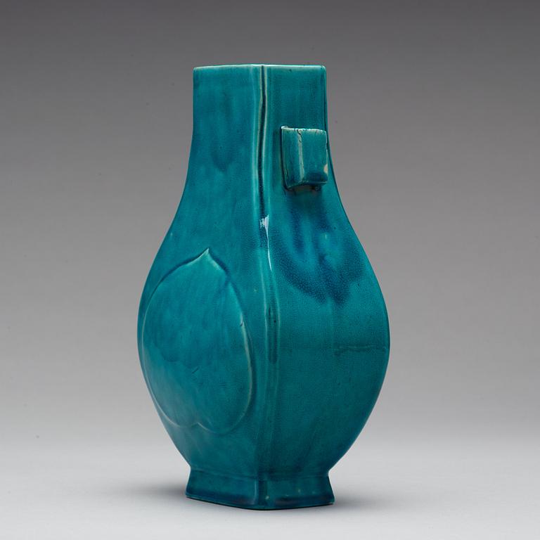 A turquoise glazed vase, Qing dynasty, Kangxi (1662-1722).
