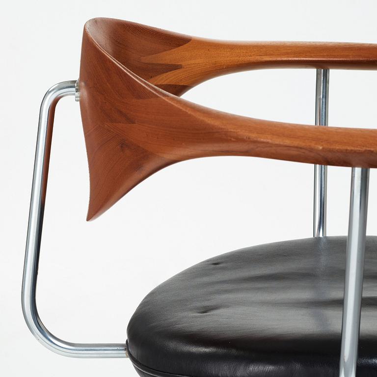 Hans J. Wegner, a "Swivel Chair" /JH502, executed by Johannes Hansen, Denmark 1960's.