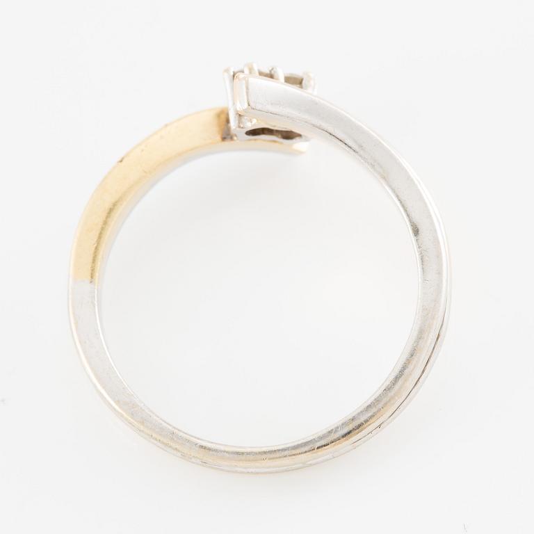 Ring in 14K gold and white gold set with two brilliant-cut diamonds.