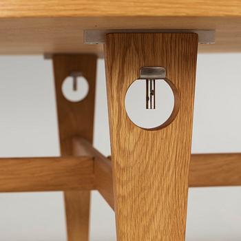 Hans J. Wegner, an oak dining table, Getama, Denmark.