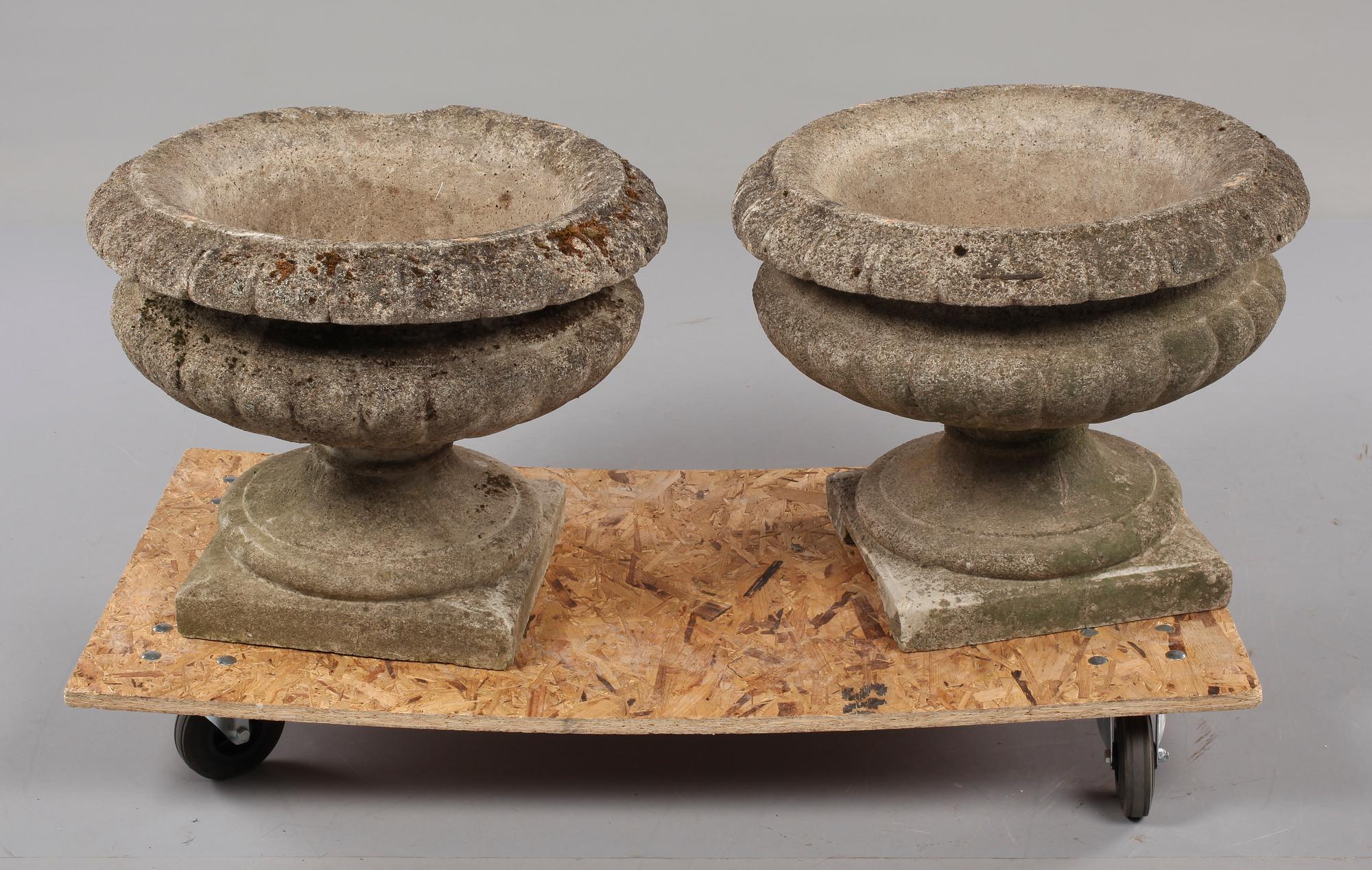 TRÄDGÅRDSURNOR, cement, 1900-talets första hälft.