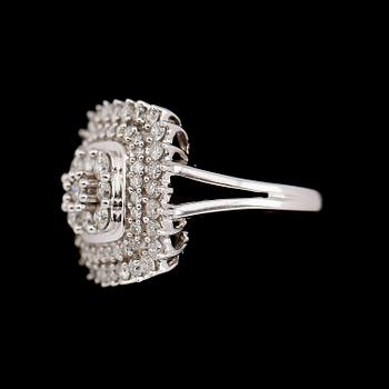 RING, 10 k vitguld, med briljantslipade diamanter tot 1.50 ct.