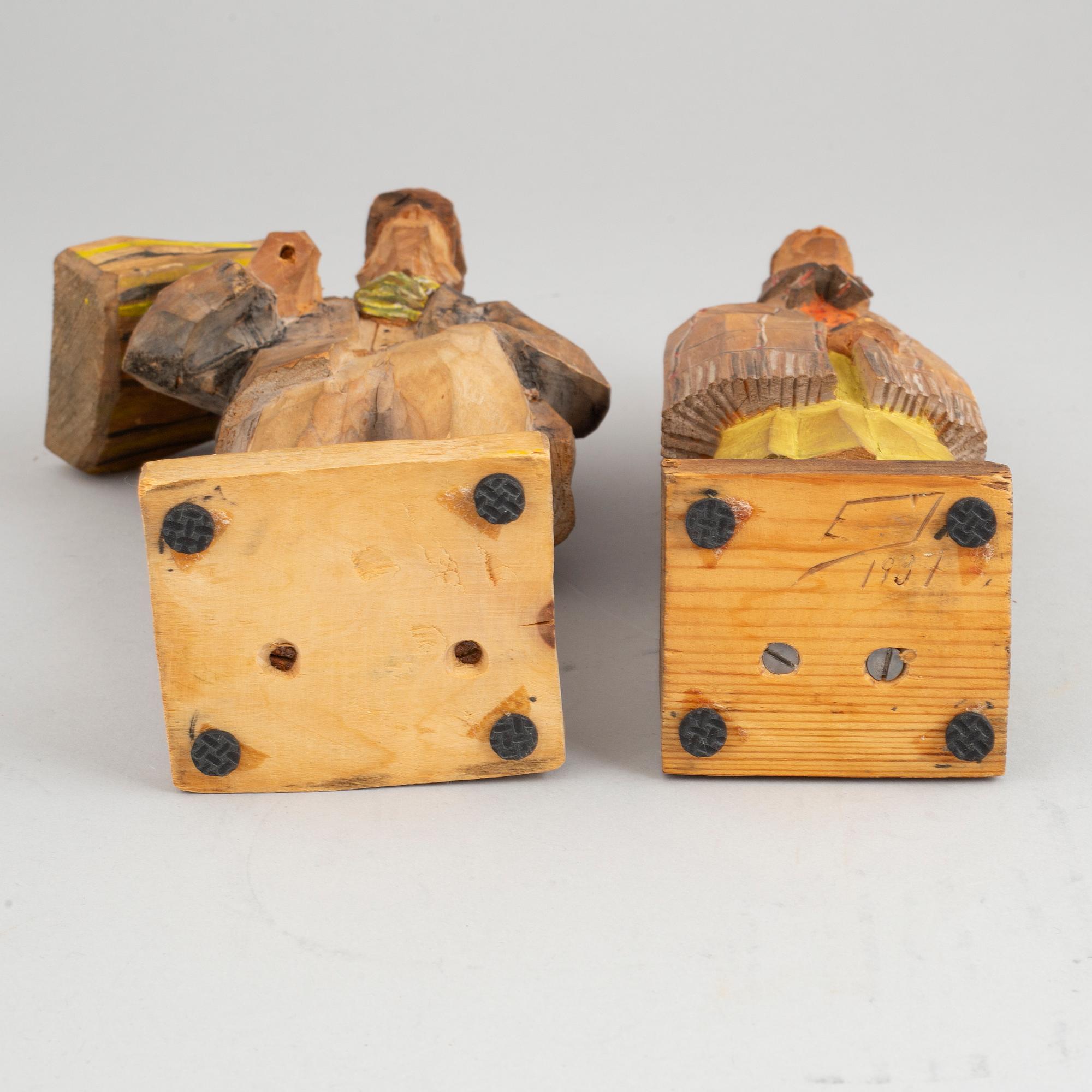 Emil Janel, sculptures. A pair. Signed. Wood, height 26 cm and 24.5 cm.