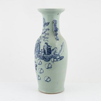 A Chinese porcelain vase, Qing dynasty, late 19th Century.