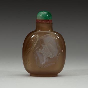 A carved chalcedony snuff bottle, Qing dynasty, 19th century.