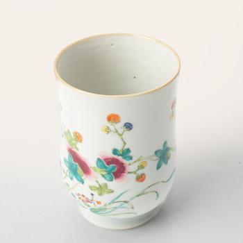 Mugg samt två fat, porslin, Kina, 1700-tal.