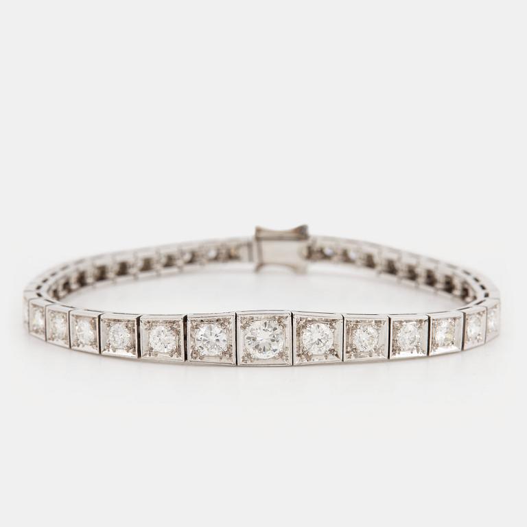 A platinum bracelet set with round brilliant-cut diamonds with a total weight of ca 3.75 cts.