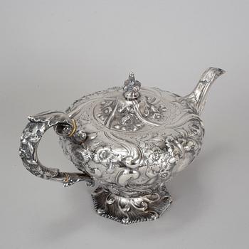 A silver tea pot, sugar bowl and creamer, Charles Fox II, London 1832.