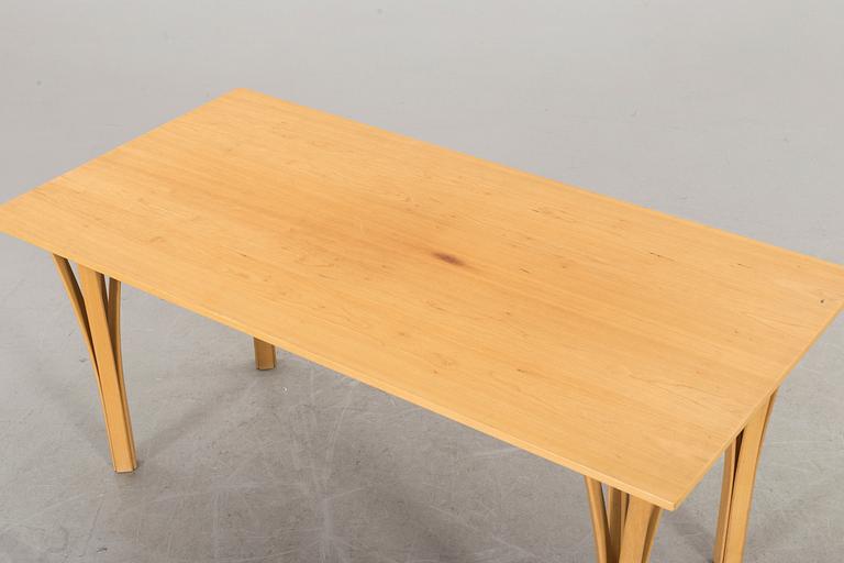 A FRITZ HANSEN SOFA TABLE.