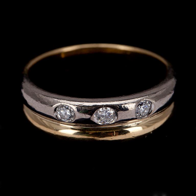 RING, gul- och vitguld 18K, 3 briljantslipade diamanter, finska kontrollstämplar 2002. Vikt 6,5 g.