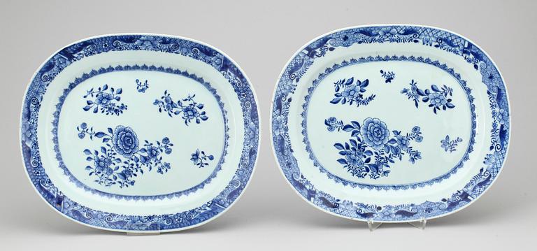 STEKFAT, ett par, porslin, Kina, Qing dynastin, Qianlong (1735-96).