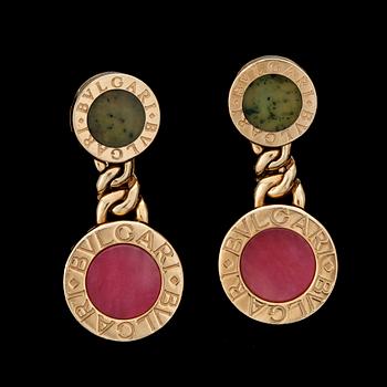 136. EARRINGS, BULGARI, gold with nephrite and rhodochrosite.