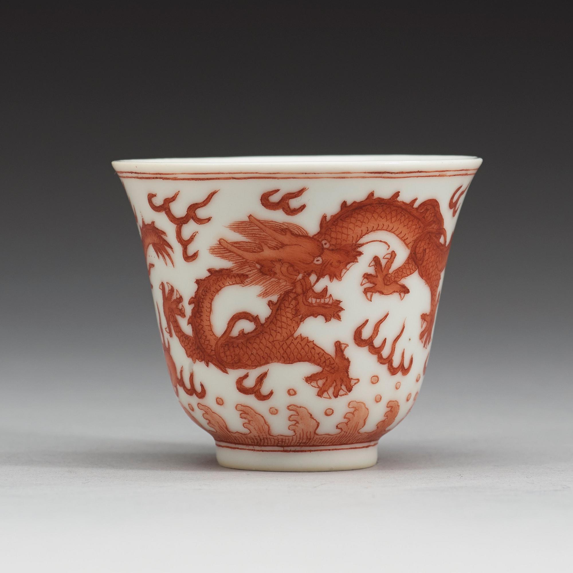 KOPPAR, sju stycken, porslin. Qing dynastin, fyra med Tongzhis sex karaktärers märke (1862-1874),