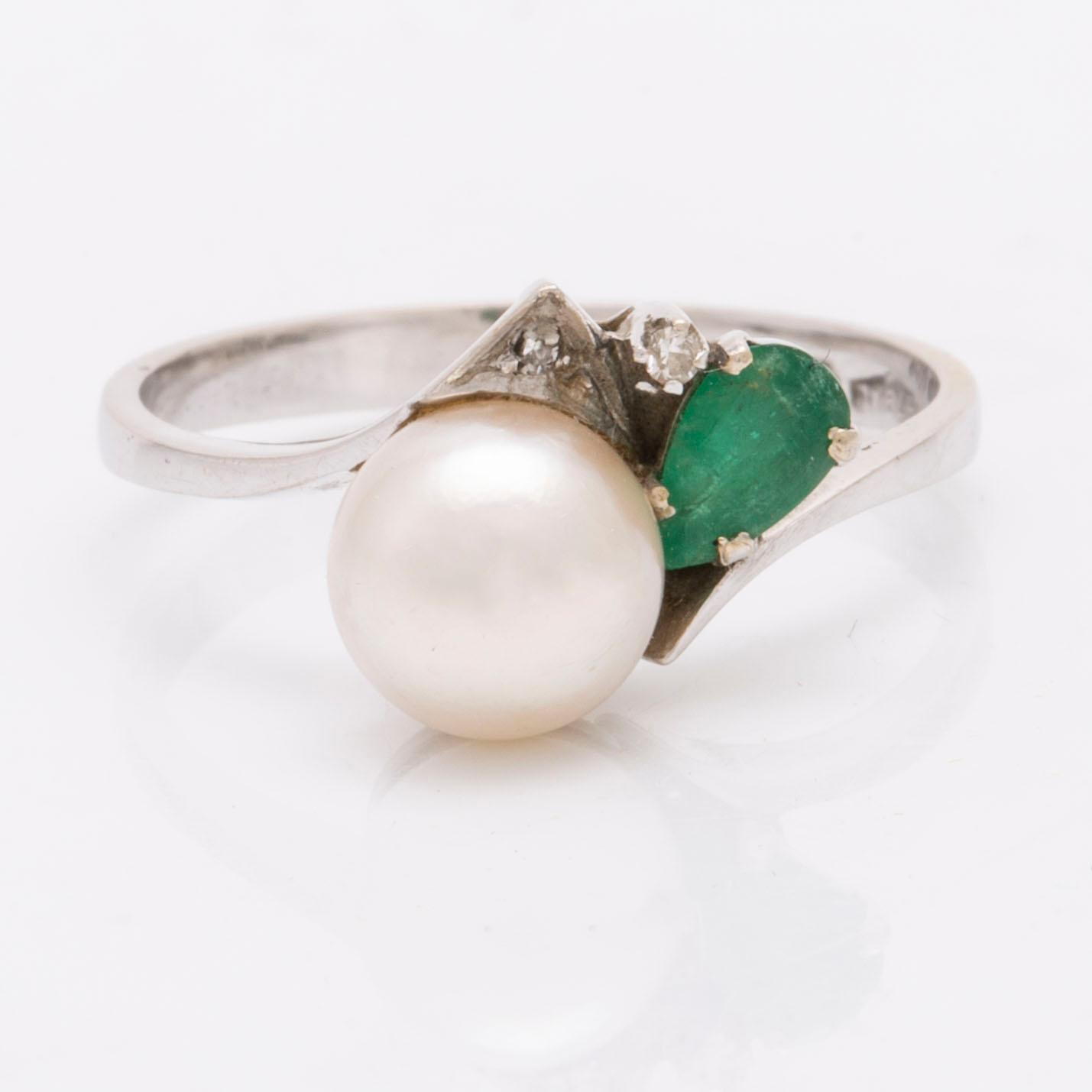 Ring 18K whitegold 1 cultured pearl approx 7,5 mm 1 emerald and 2 single-cut diamonds.