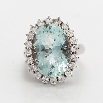 Sormus, viistehiottu akvamariini, briljanttihiotut timantit, 18K valkokultaa.