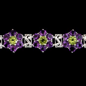 ARMBAND, sterling silver, gröna peridoter tot ca 5.50 ct., ametister ca 25.00 ct.