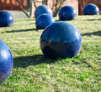 An Ulla & Gustav Kraitz set of three stoneware spheres, Fogdarp, Förlövsholm.