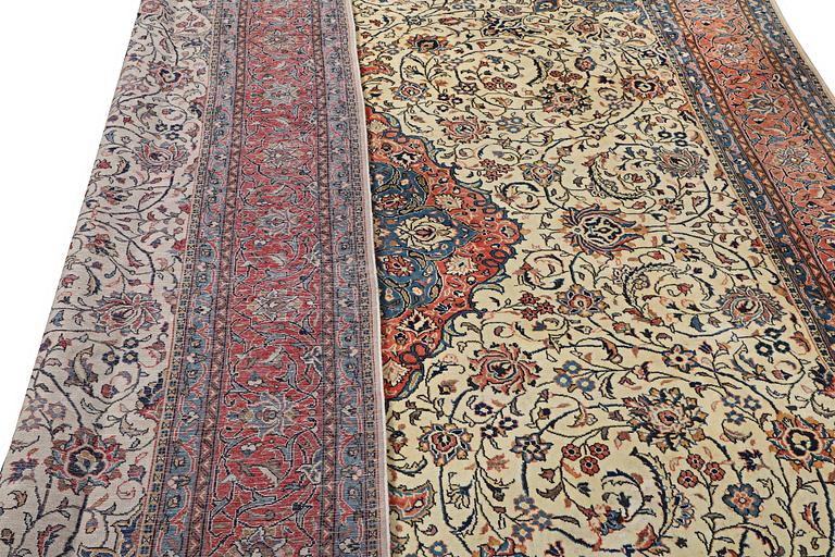 A Sarouk carpet, c. 400 x 284 cm.