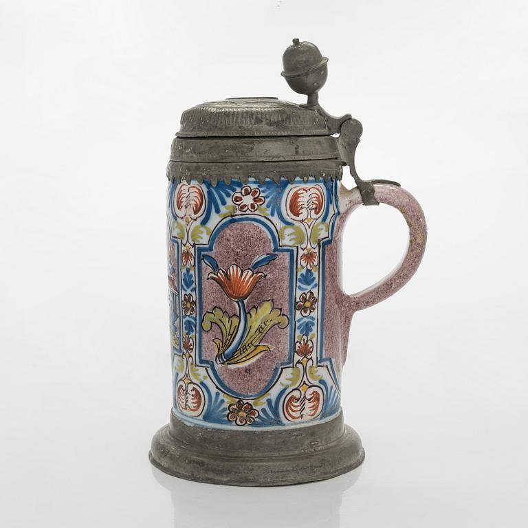 Dryckeskanna, fajans, Mellaneuropa, 1700-tal.