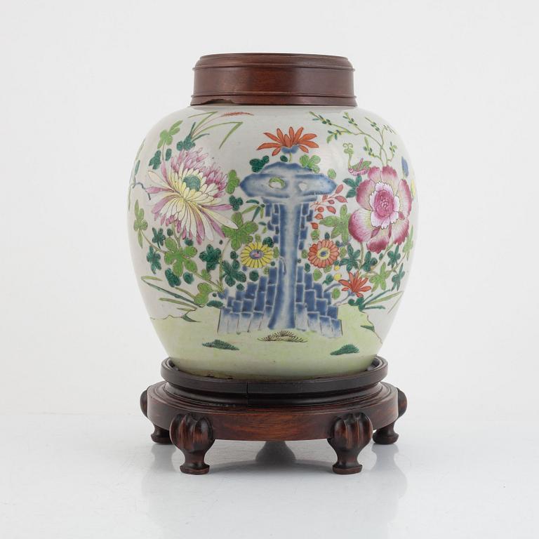 A Chinese famille rose export porcelain jar, Qing dynasty, 18th/19th century.