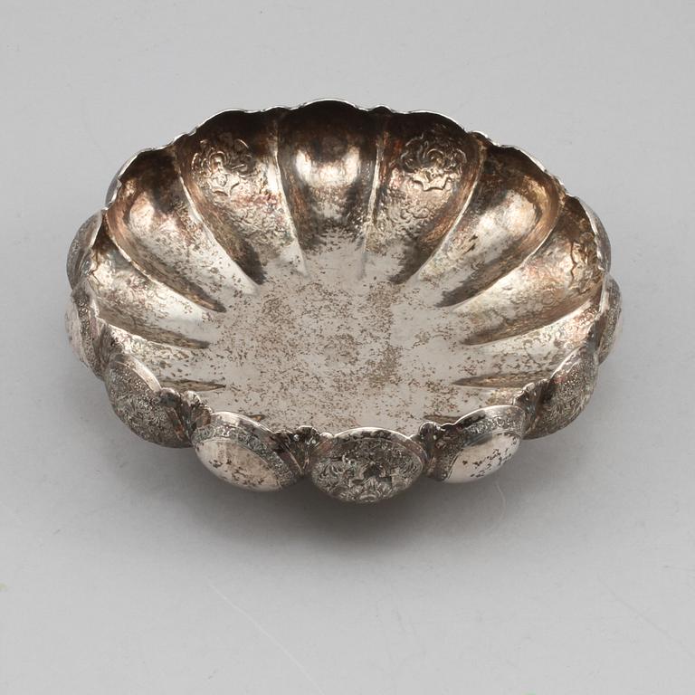 SKÅL, silver, sannolikt Persien, omkring sekelskiftet 1900, vikt 298 gram.