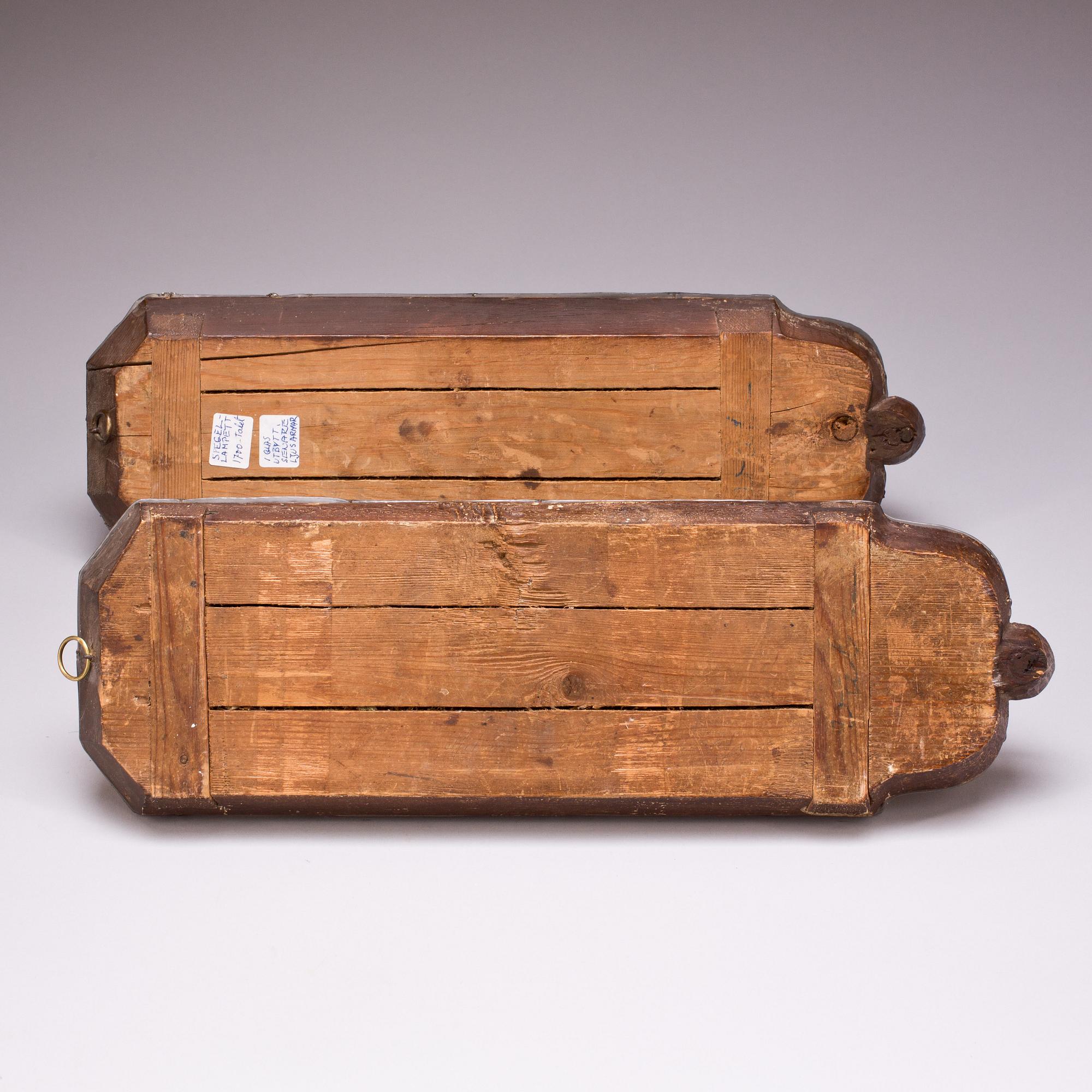 SPEGELLAMPETTER, ett par. Delvis 1700-tal.