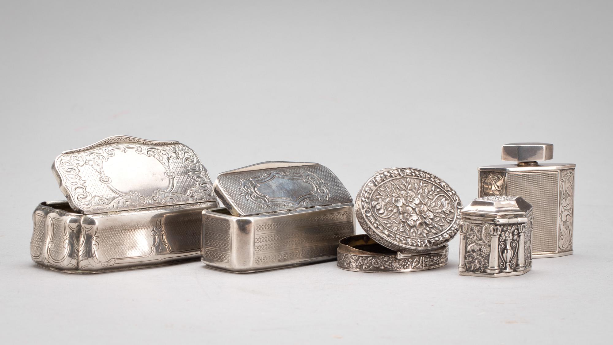 DOSOR OCH FLASKA 4+1 silver. Div. ålder och mästare. Utländska stämplar. Ca 220g.