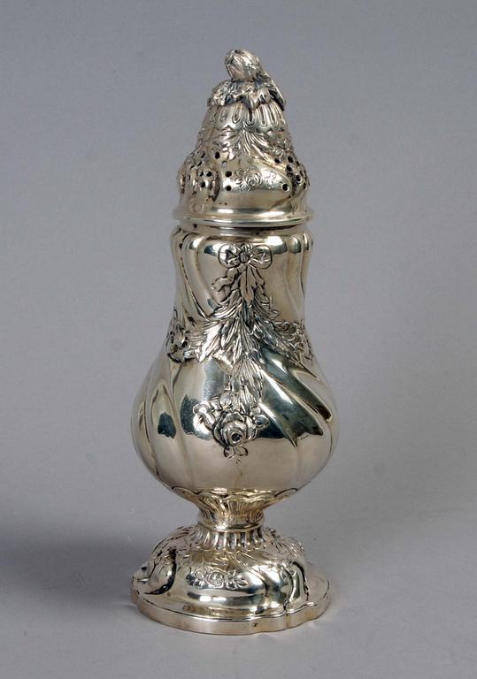 SOCKERSTRÖARE, silver, 830/1000 med importstämplar. Rokokostil.