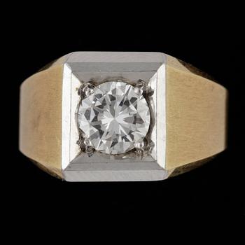 RING, 18k guld med briljantslipad diamant ca1,10ct. Vikt 18g.