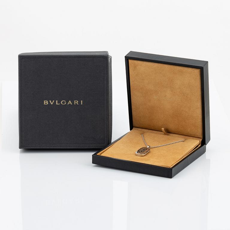 A Bulgari "Parentesi" pendant with a chain.