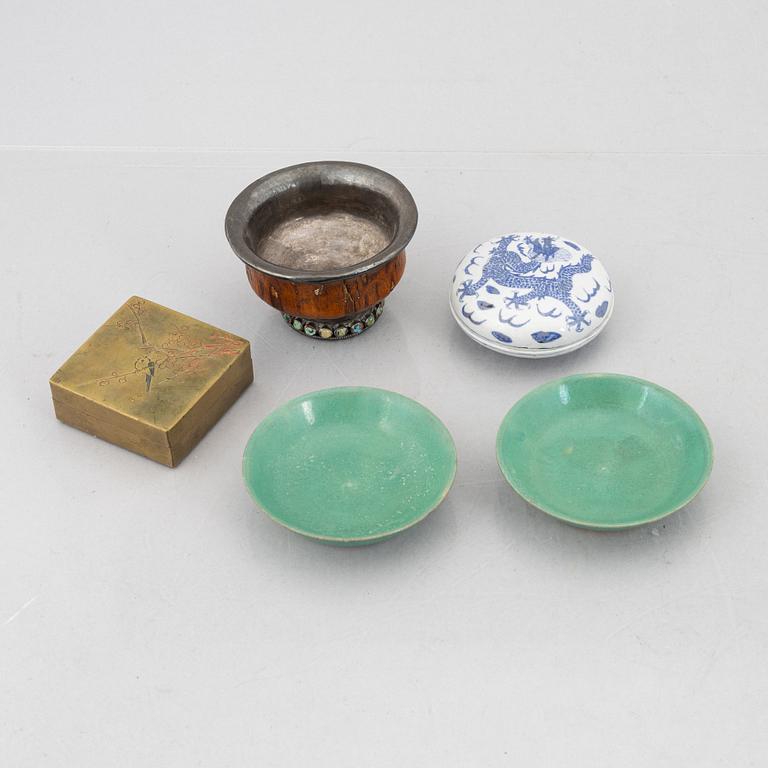 Two boxes with covers, a pair of dishes and a cup, part Qing dynsaty, 19th and 20th century.