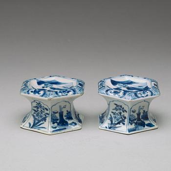 A pair of blue and white salts, Qing dynasty, Kangxi (1662-1722).