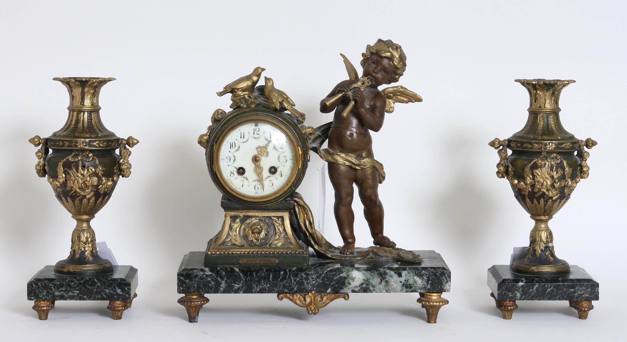 BORDSPENDYL samt URNOR, 2 st, Louis XVI-stil, 1900-tal.