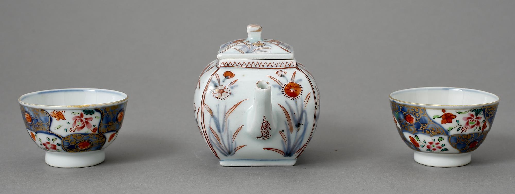 TEKANNA samt 2 KOPPAR, porslin, Kina, Qingdynastin 1700-tal.