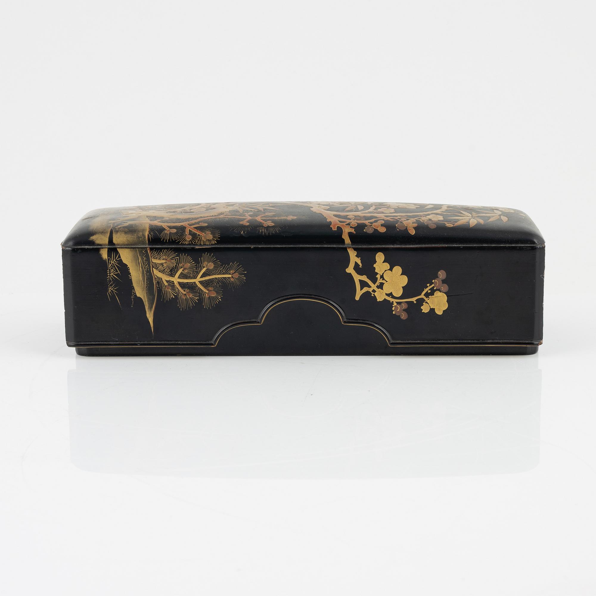 A Japanese lacquer box with cover, circa 1900.