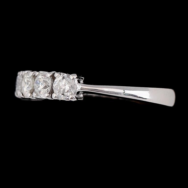 RING, 18k vitguld, 5 briljantslipade diamanter tot ca 1.05 ct.