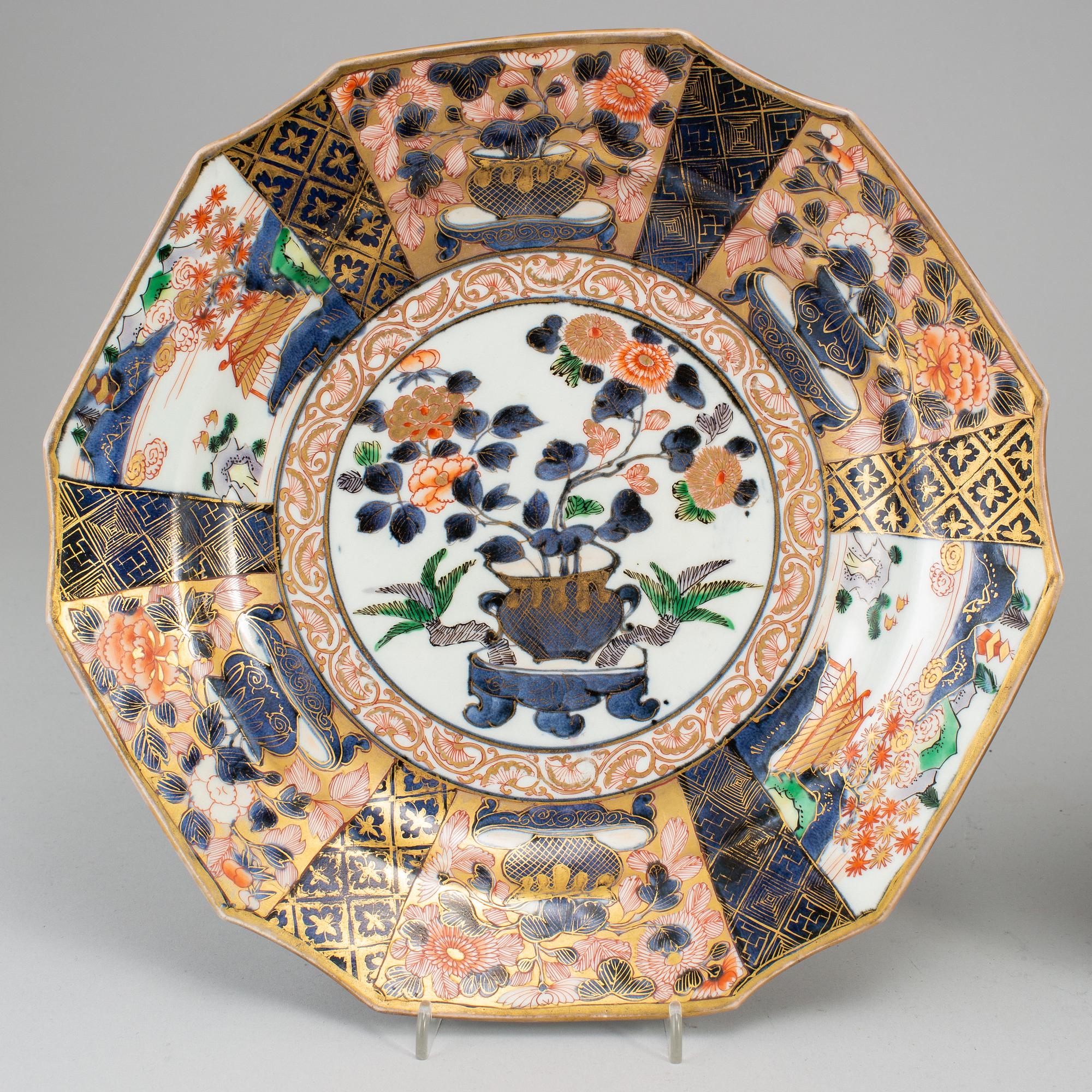A pair of Japanese imari dishes, Edo period (1603-1868).
