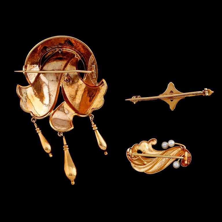 BROSCHER, 3 st, 18 k guld, 1900-talets första hälft. Vikt ca 9 gram.