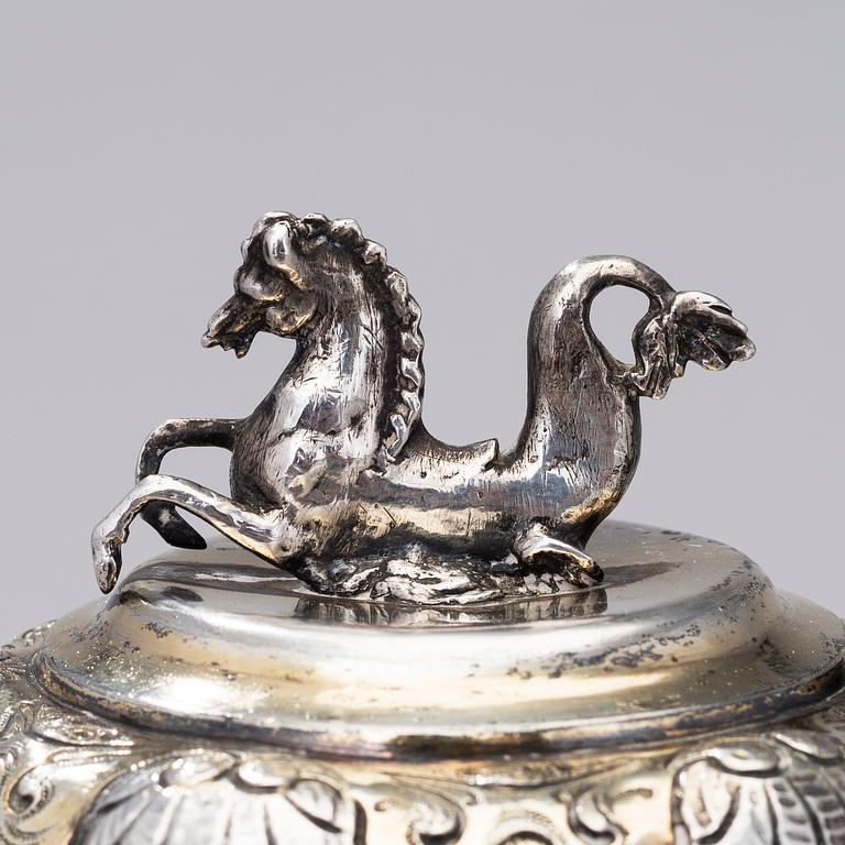HOPEINEN TUOPPI, Nürnberg noin 1660-luvulta, tuntematon kultaseppä, paino  679 g.