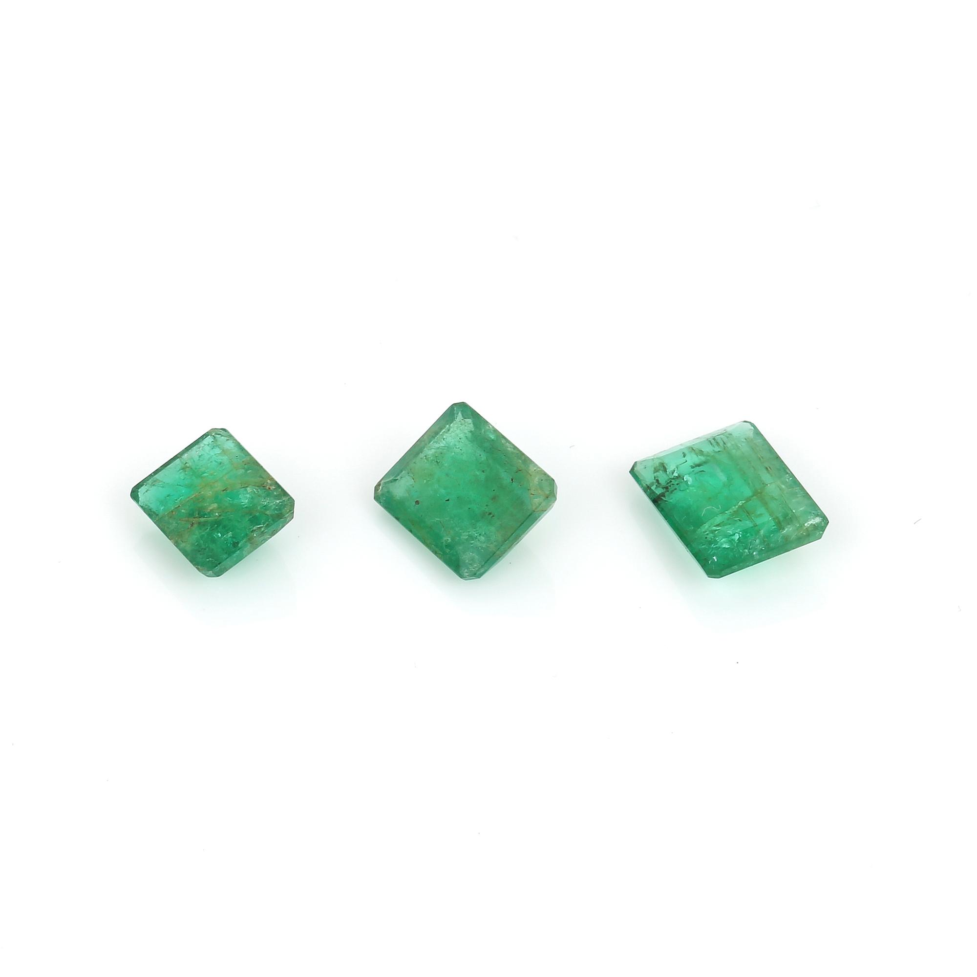 SMARAGDER, 3 st, smaragdslipade, total vikt ca 3,75 ct.