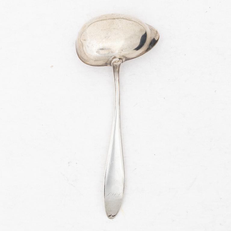 Såskanna, silver, Nordisk Silverkonst, Helsingborg 1947 samt såssked Johan Wahlström, Jönköping 1835.