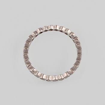 RING, 18K vitguld med briljantslipade diamanter. Vikt 1,8 gram.