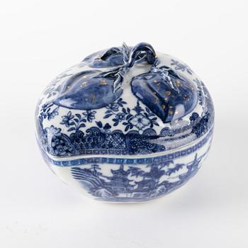 Persikorformad terrin med lock, kompaniporslin. Kina, Qingdynastin, Qianlong (1736-95).