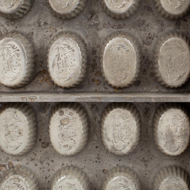 CHOKLADFORMAR, 2 stycken, 1900-talets första hälft.