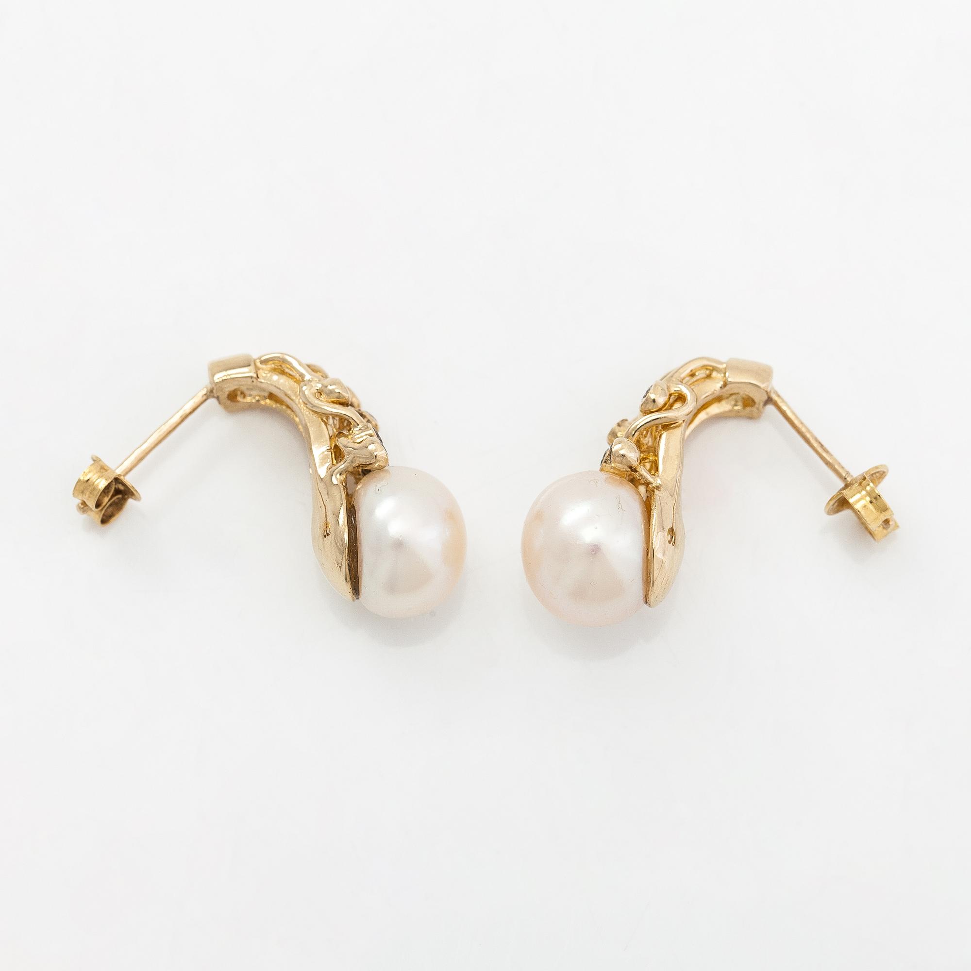A pair of 14K gold earrings with cultured pearls and diamonds  approx. 0.22 ct in total.