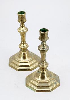 LJUSSTAKAR, ett par, mässing, senbarock, Frankrike, 1700-tal, en ljusstake skattestämplad.