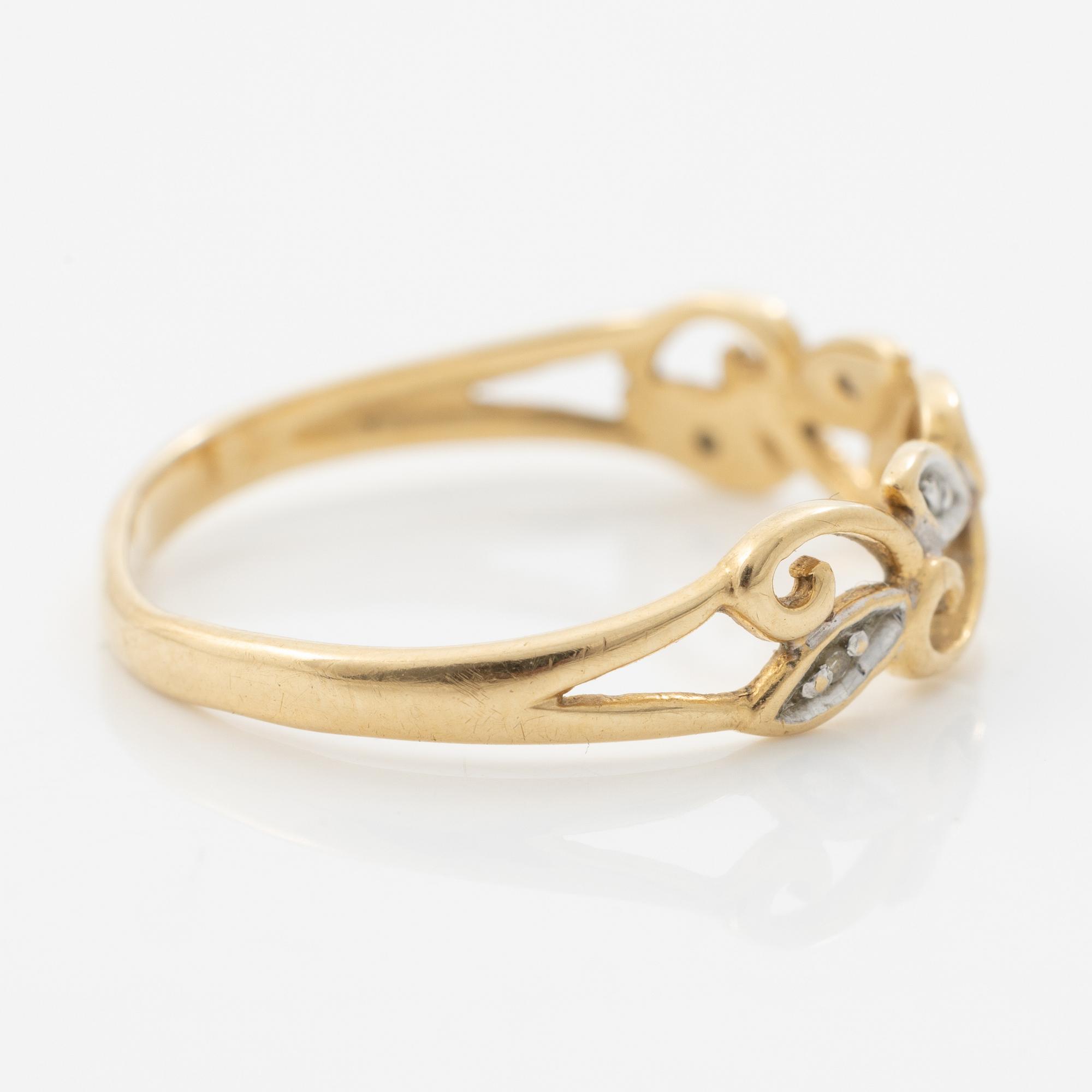 Ring, 18K guld med genombruten dekor med små diamanter.