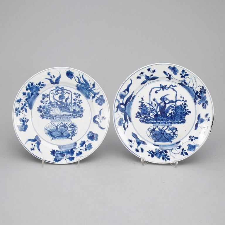 TALLRIKAR, 2 st snarlika, porslin, Kina, Qing dynastin, Kangxi (1662-1722).
